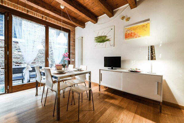 Apartamento, 2 quartos | Cozinha privada | Geladeira grande, micro-ondas, cooktop, lava-louças