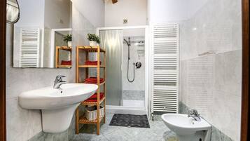Appartamento, 2 camere da letto | Bagno | Doccia, soffione a pioggia, asciugacapelli, bidet