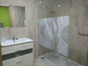 Double Room, 2 Single Beds | Bathroom | Shower, free toiletries, hair dryer, bidet