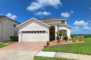 Vista frontal de la propiedad