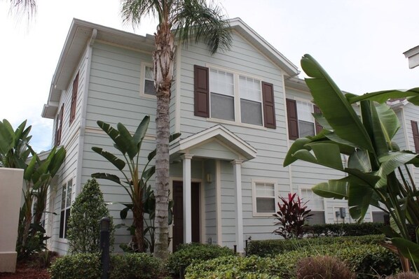 Vista frontal de la propiedad