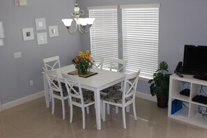 Appartement, plusieurs chambres | Restauration dans la chambre