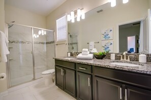 Apartment, Multiple Bedrooms | Bathroom - 1568TL (Davenport)