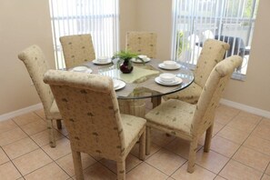 Appartement, plusieurs chambres | Repas dans la chambre