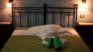 خزنة داخل الغرفة ومكتب وأسرّة أطفال/رضّع وأسرّة قابلة للطي