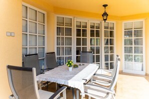 Outdoor dining - Cedar House - Two Bedroom Apartment, Sleeps 8 (Zalakaros)