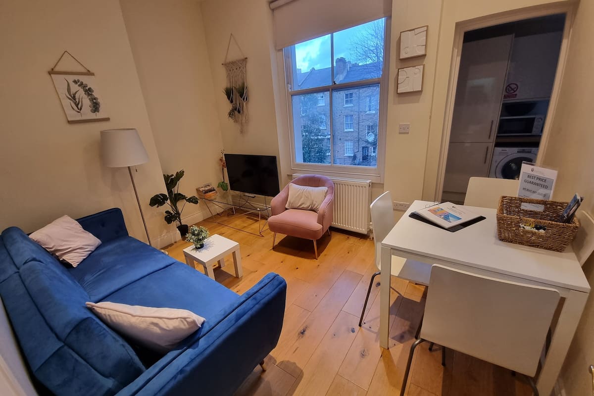 Departamento Deluxe, 2 habitaciones, cocina | Área de sala de estar | Televisión de pantalla plana 