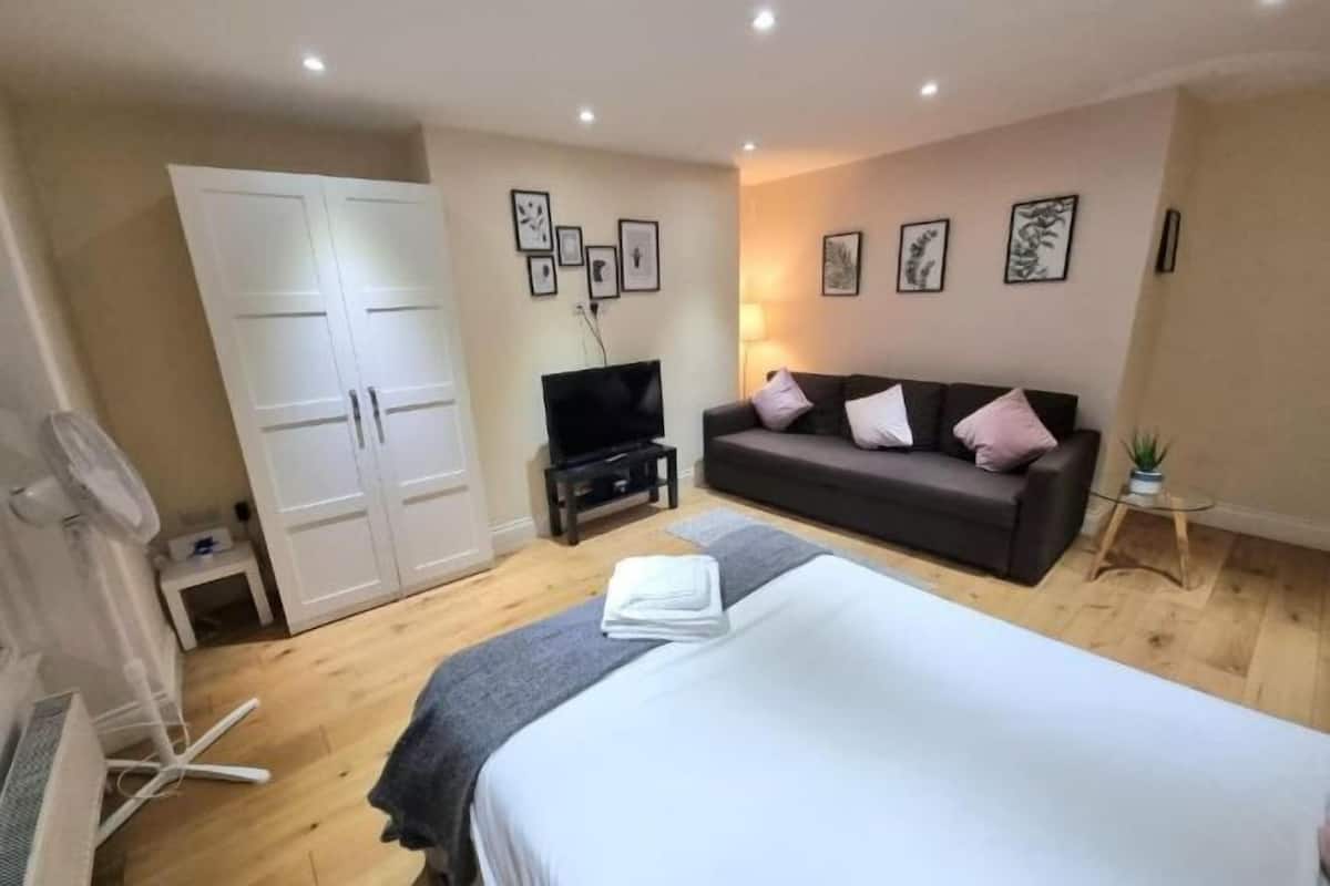 2 bedrooms, laptop workspace, iron/ironing board, cots/infant beds