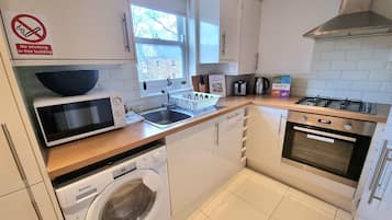 Deluxe-Apartment, 2 Schlafzimmer, Küche | 2 Schlafzimmer, laptopgeeigneter Arbeitsplatz, Bügeleisen/Bügelbrett