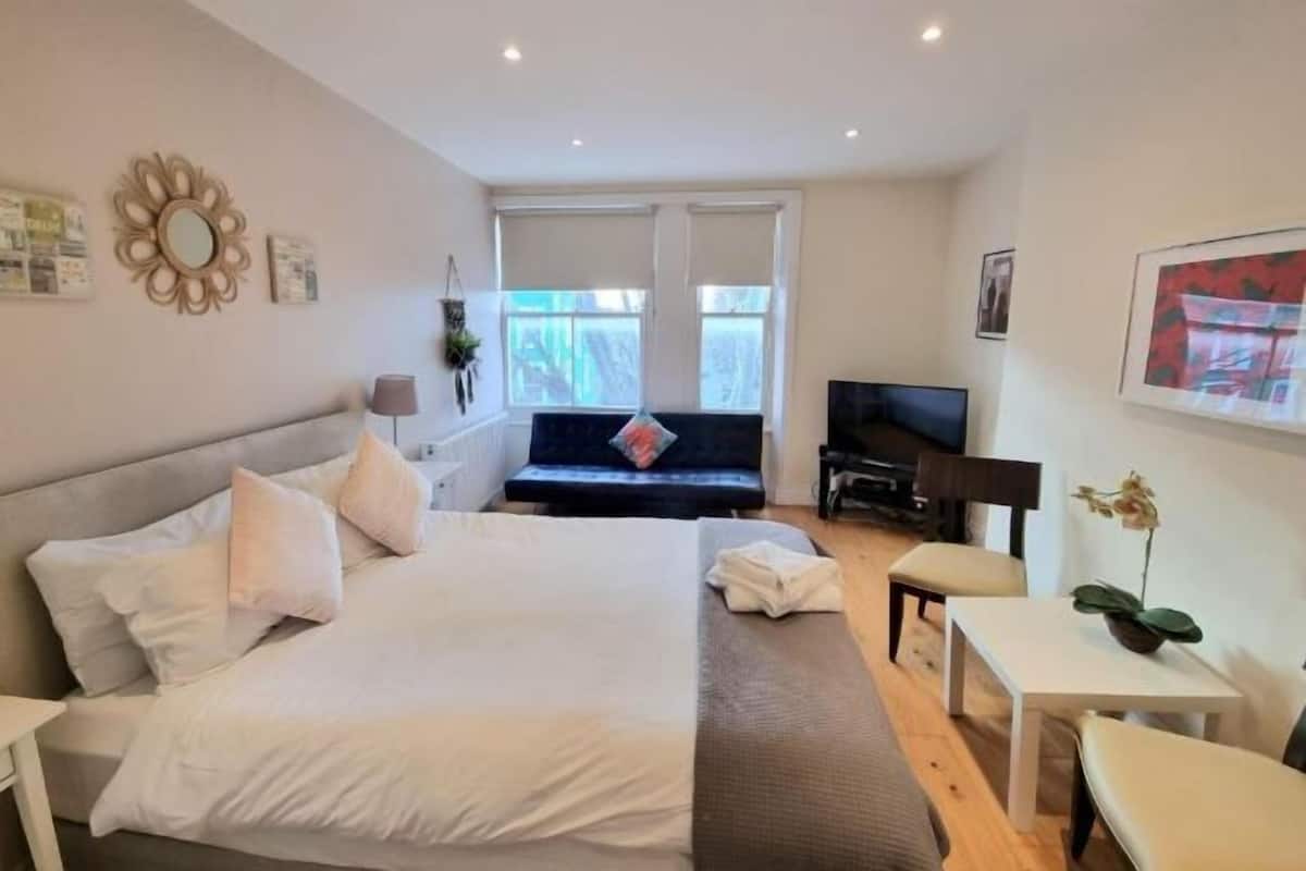 2 bedrooms, laptop workspace, iron/ironing board, cots/infant beds