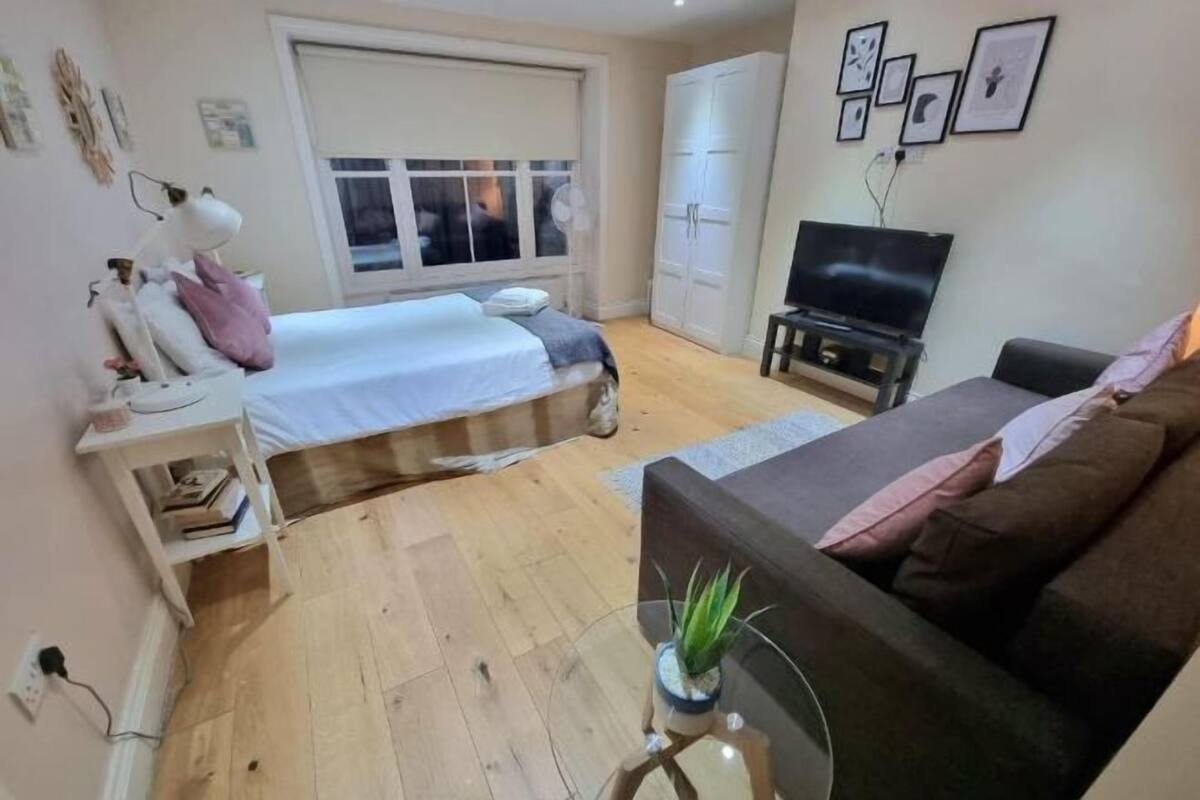 2 bedrooms, laptop workspace, iron/ironing board, cots/infant beds