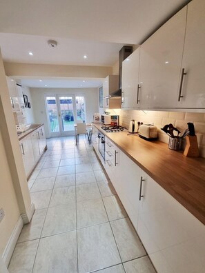 Deluxe-Apartment, 1 Schlafzimmer, Terrasse | Laptopgeeigneter Arbeitsplatz, Bügeleisen/Bügelbrett, Babybetten