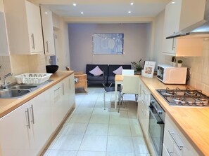 Apartamento luxo, 2 quartos, cozinha | Espaço de trabalho para notebook, ferros/tábuas de passar roupa