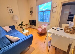 Deluxe-Apartment, 2 Schlafzimmer, Küche | Wohnbereich | Flachbildfernseher