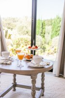 Roupas de cama premium, frigobar, cofres nos quartos