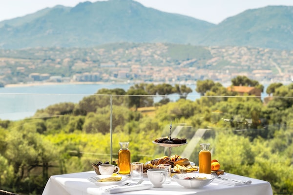 Se ofrece un desayuno continental (25 EUR por persona)