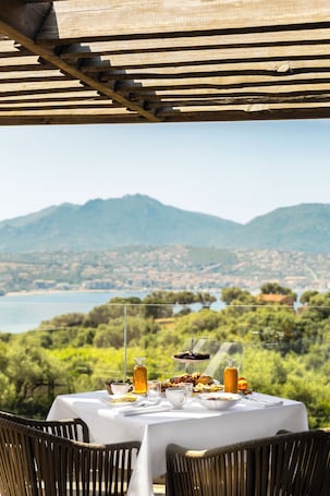Daily continental breakfast for a fee. L'Hostellerie Du Moulin Des Oliviers