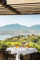 Café da manhã continental todos os dias (EUR 25 por pessoa) 