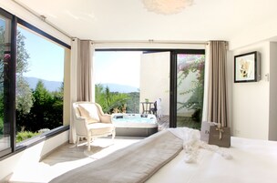 高档床上用品、迷你吧、客房内保险箱、特色装修