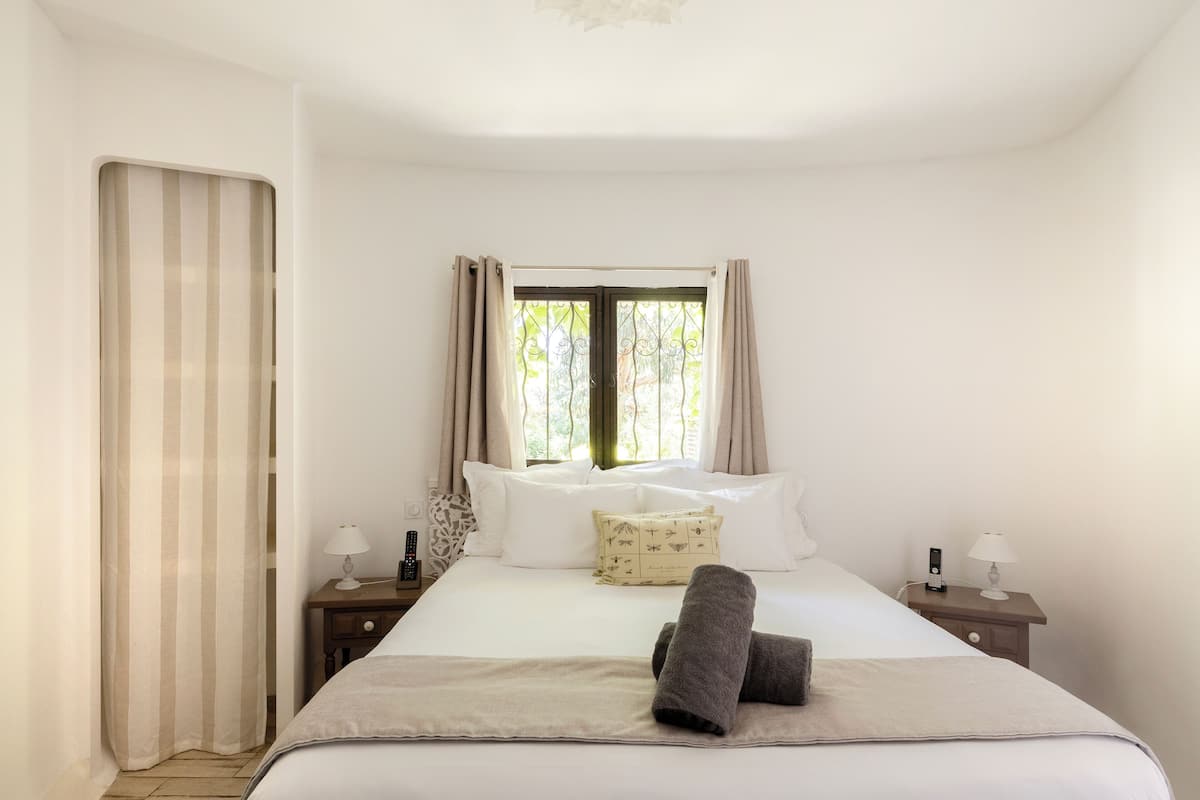 1 bedroom, premium bedding, minibar, in-room safe
