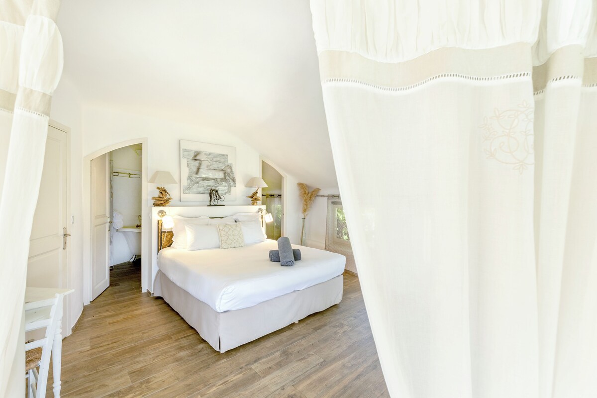 Premium bedding, minibar, in-room safe, blackout drapes