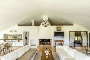 客房 | 起居区 | 80-厘米纯平电视 （配备有线频道）、电视