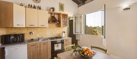 Kühlschrank, Toaster, Esstisch