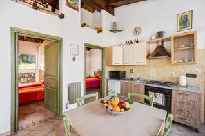 Refrigerador, tostadora y comedor 