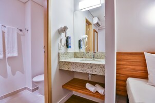 Secador de pelo, bidet, toallas, jabón