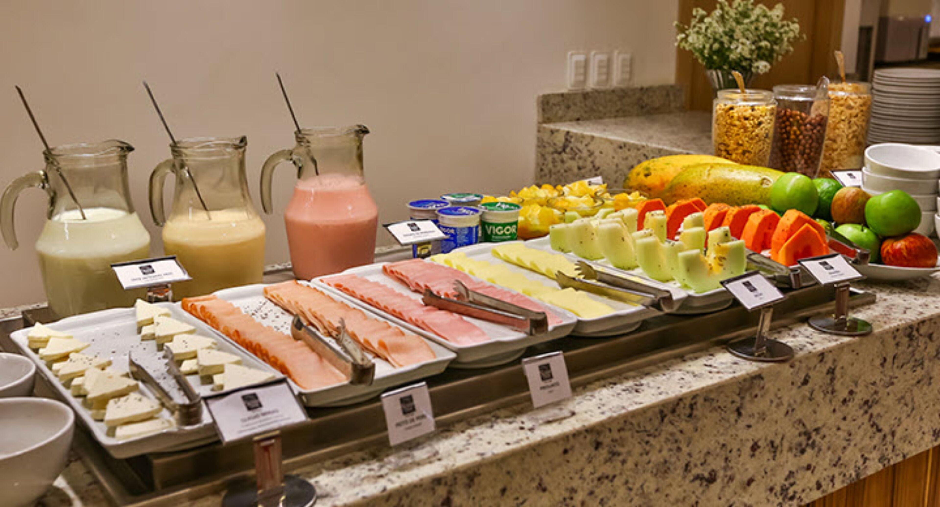 Se ofrece un desayuno bufé todos los días (por un coste adicional)