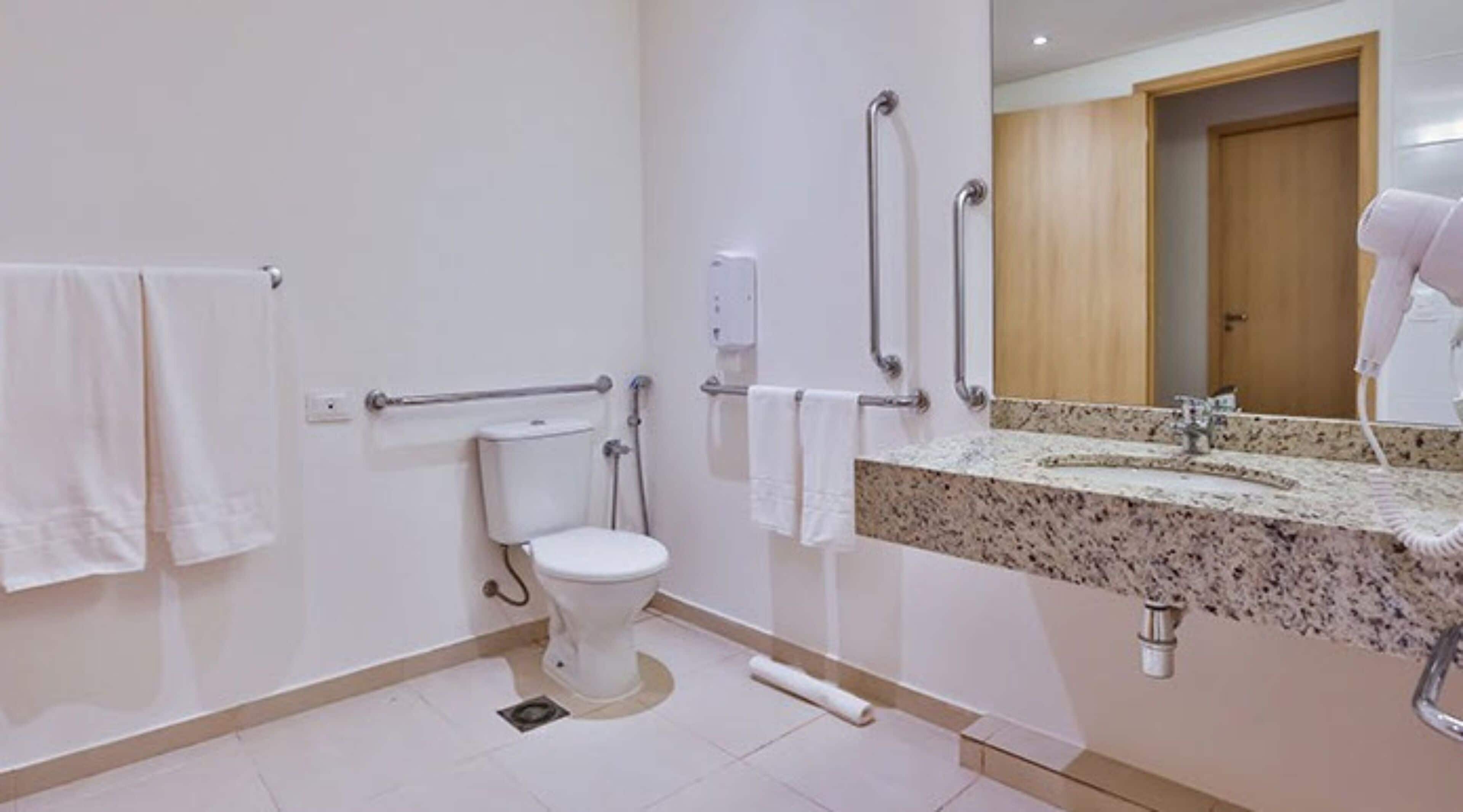 quarto familia | bathroom | shower, hydromassage showerhead, hair dryer, bidet