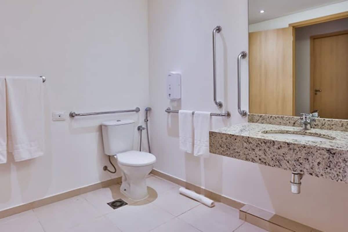 quarto familia | bathroom | shower, hydromassage showerhead, hair dryer, bidet