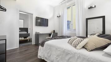 1 bedroom, premium bedding, desk, laptop workspace