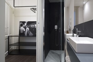Habitación, 1 habitación (Suite Travel) | Baño | Regadera, amenidades de baño gratuitas, secadora de cabello, pantuflas 