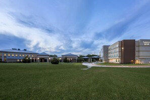 Property grounds - Fairfield Inn & Suites by Marriott Decatur at Decatur Conference Center (Decatur)