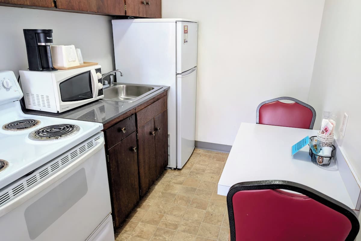 Room, 1 Queen Bed, Kitchen (Pet Friendly)