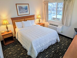 Zimmer, 1 Queen-Bett | Verdunkelungsvorhänge, Bügeleisen/Bügelbrett, kostenloses WLAN