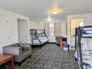 Quarto, várias camas | Cortinas blackout, ferros/tábuas de passar roupa, Wi-Fi de cortesia