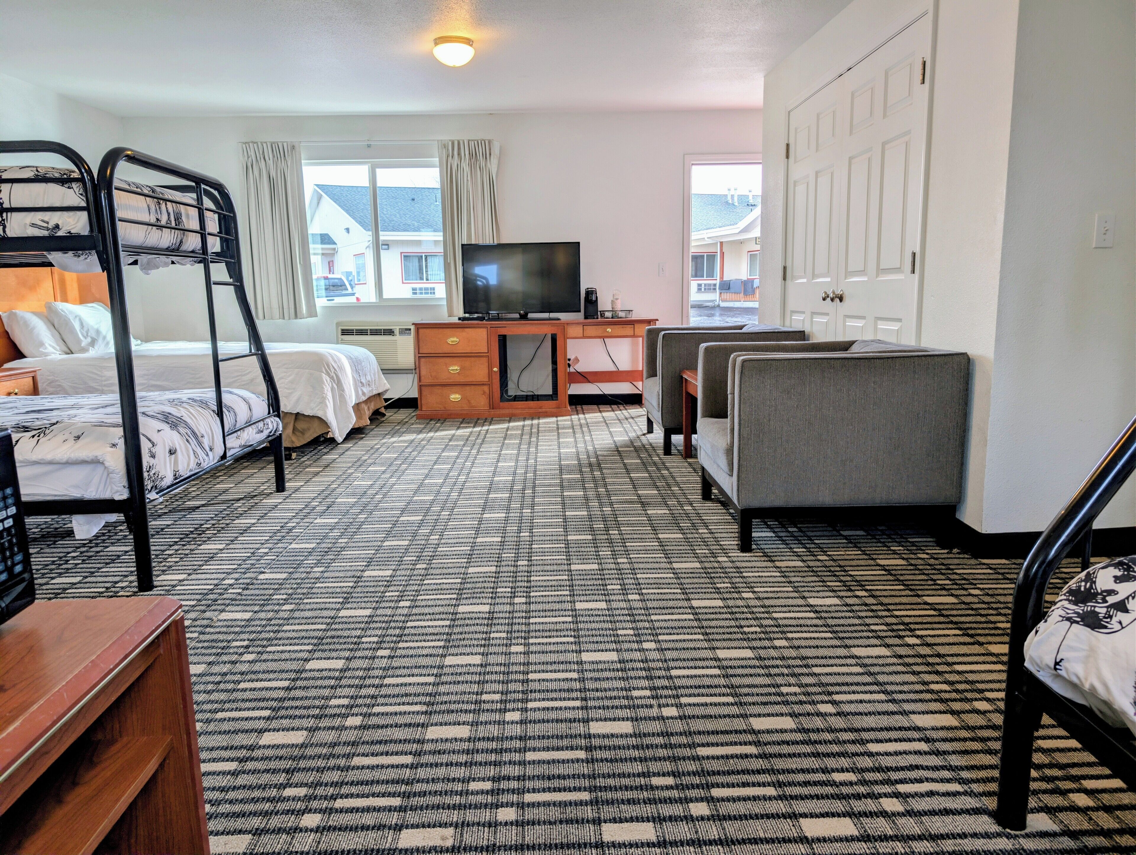 Rideaux occultants, fer et planche à repasser, Wi-Fi gratuit