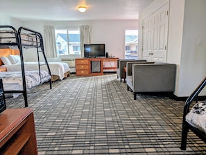 Kamer, Meerdere bedden | Verduisterende gordijnen, een strijkplank/strijkijzer, gratis wifi