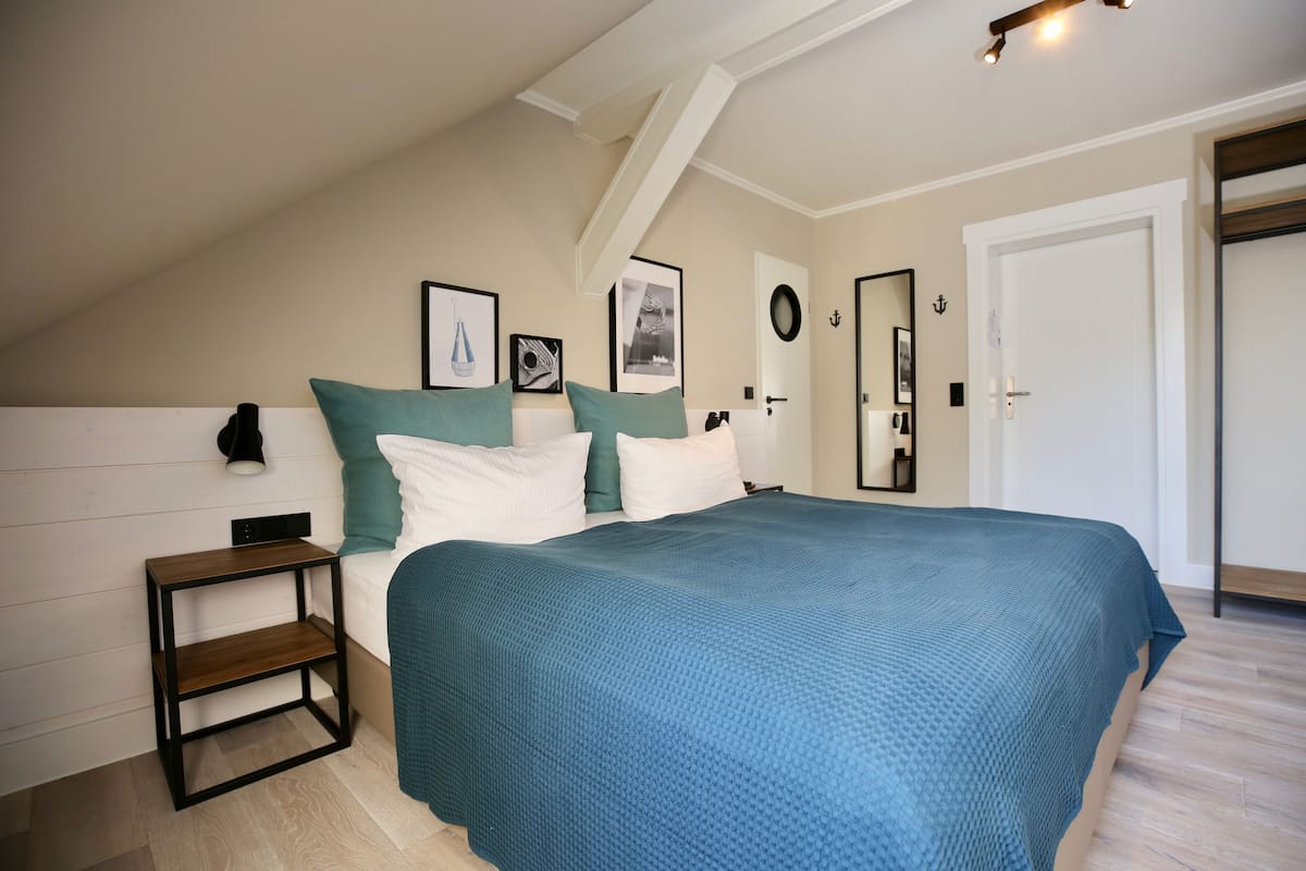 Standard-Doppelzimmer, eingeschränkter Meerblick | Hochwertige Bettwaren, Zimmersafe, individuell dekoriert