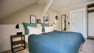 Une chambre à coucher avec un lit, une table de chevet et une porte.