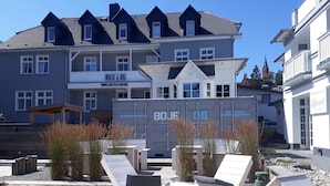 A residential building with a sign reading "BOJE 06" and "Wehrmanns".