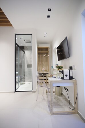 迷你吧、客房内保险箱、办公桌、隔音