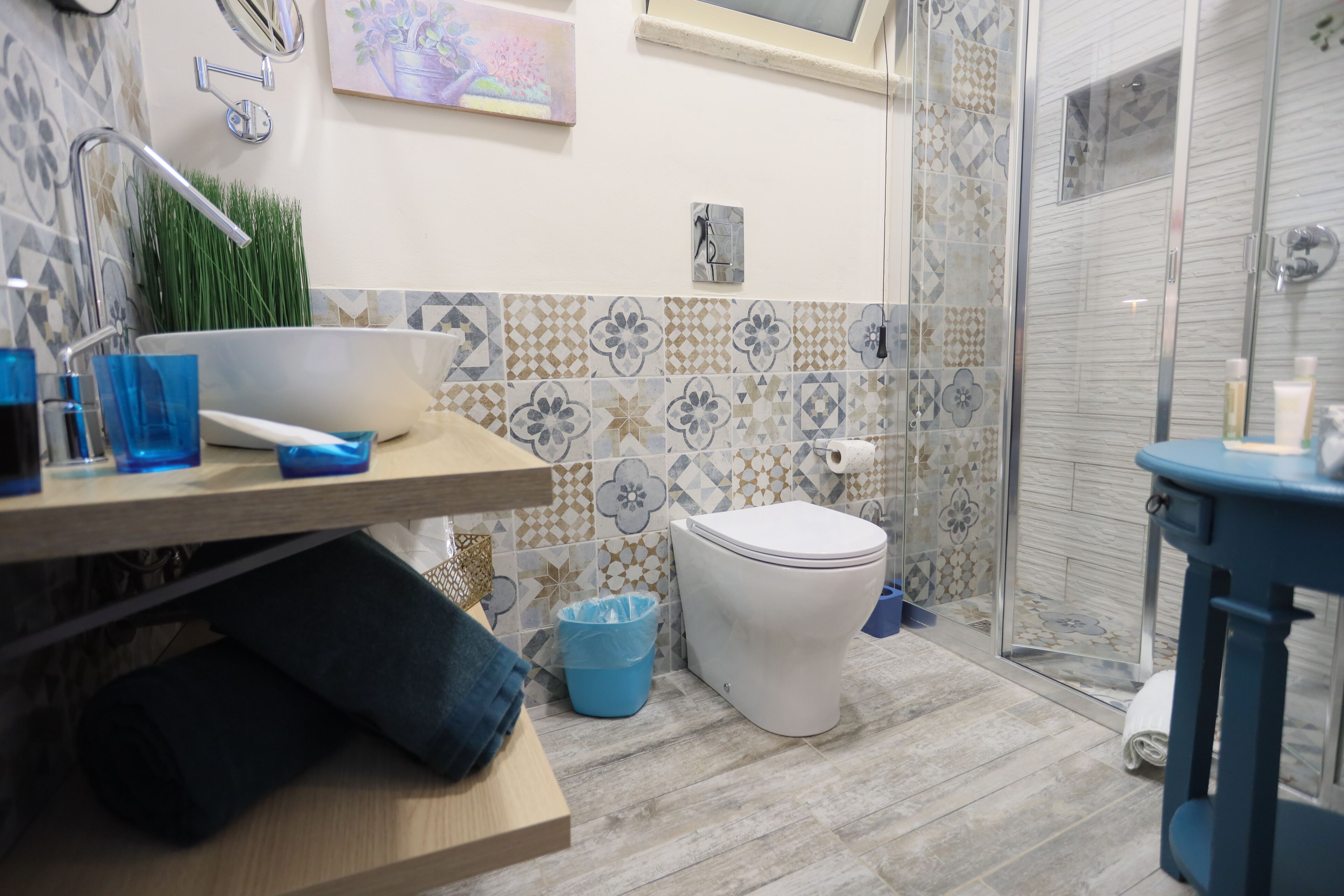 Une salle de bain comprenant des toilettes, un lavabo et un espace douche.