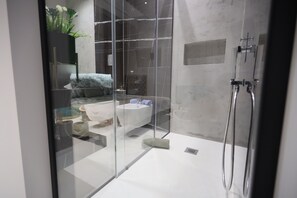 Minibar, caixa forta a l'habitació i escriptori 