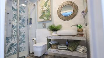 Quadrupla Deluxe | Bagno | Doccia, set di cortesia gratuito, asciugacapelli, accappatoio