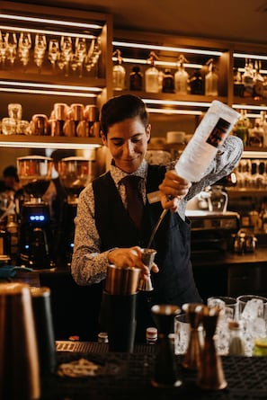 Bar (trong khuôn viên)
