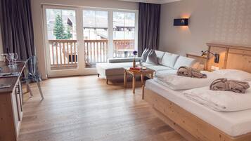 Sängtillbehör av högsta kvalitet och värdeförvaringsskåp på rummet