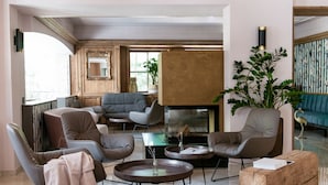 Un salon spacieux avec un plafond en bois, une cheminée et une grande plante.